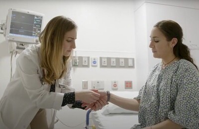 Кодирование Аквилонг в Партизанске Врач держит пациентку за руку