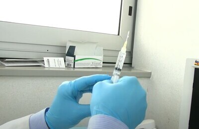 Проведение кодирования Вивитролом в Партизанске Шприц с Вивитролом в руках у врача